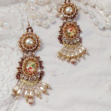 BO Reflets de Rosée are embroidered with pearly pearls, Swarovski Crystals and 14K Gold Filled ear hooks.